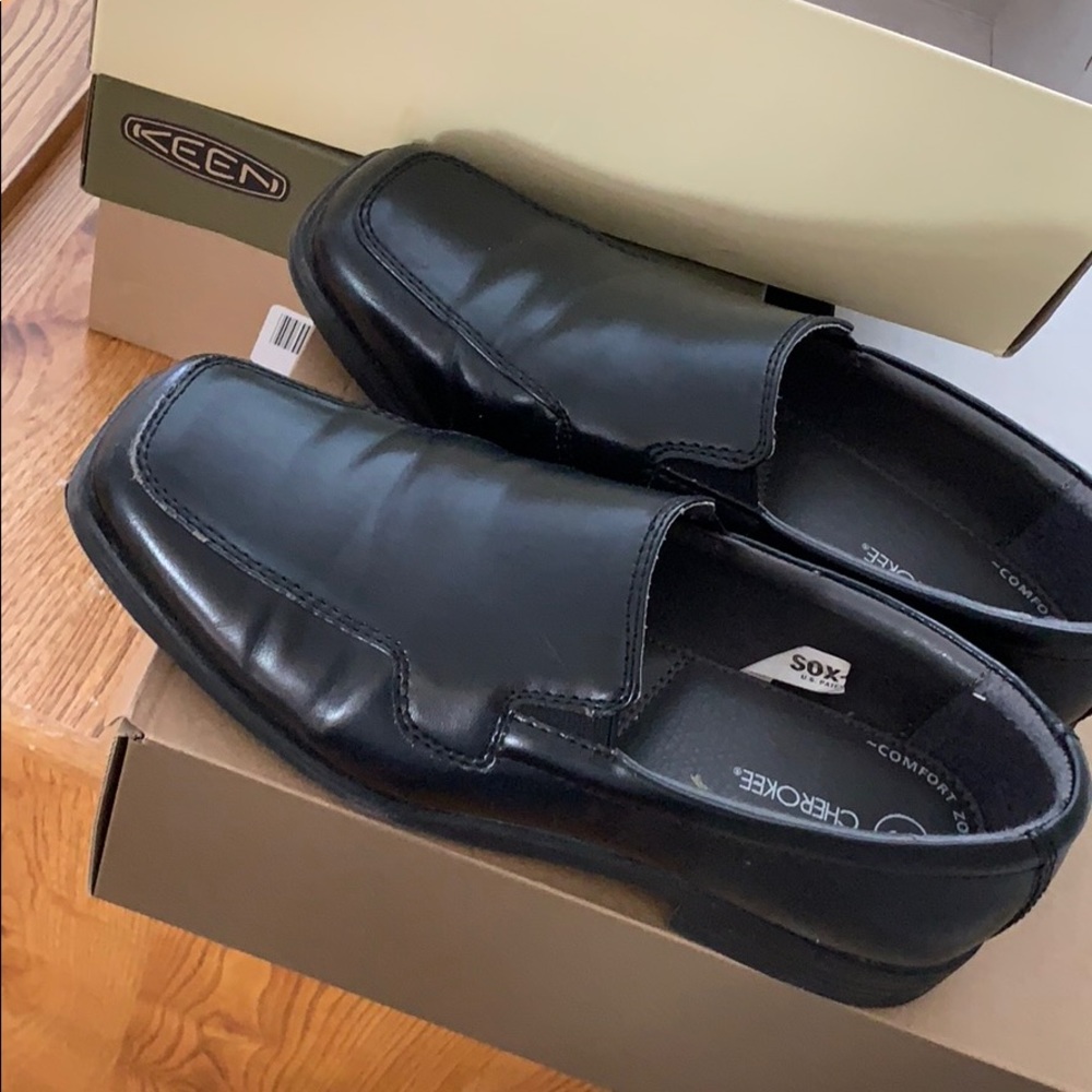 Boys Cherokee size 5 dress shoe